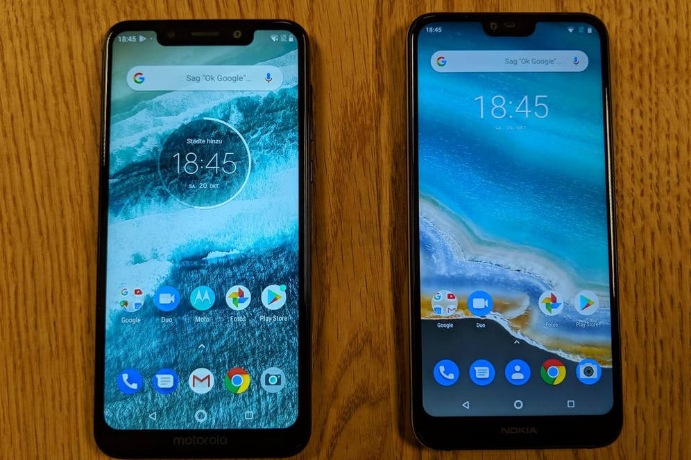 Das Motorola One und das Nokia 7.1 nebeneinander: Sie sehen aus wie Smartphone-Zwillinge. Doch eines der Geräte ist dem anderen haushoch überlegen.