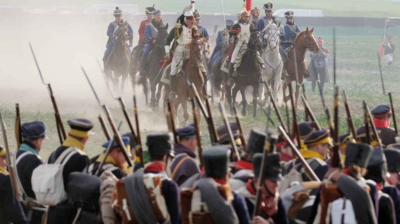 Darsteller von Soldaten aus der Zeit um 1813 kämpfen bei einer Gefechtsdarstellung: Zum 205. Jahrestag der Völkerschlacht bei Leipzig stellen mehrere tausend Akteure das Ende der napoleonischen Kriege nach.