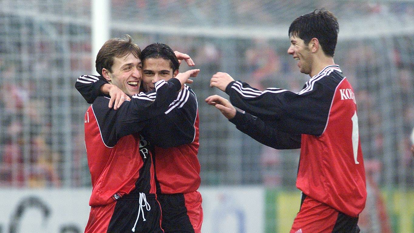 Noch heute gut befreundet: Alexander Iashvili (l., neben Ali Günes) und Levan Kobiashvili (r.) hier bei einem SC-Spiel gegen Stuttgart im November 1998. Iashvili ist mittlerweile Vize-, Kobiashvili Präsident des georgischen Fußballverbandes.