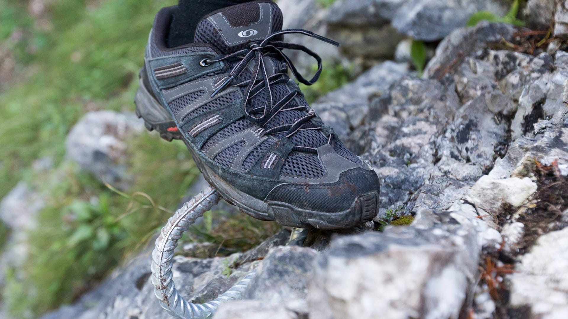 Mann beim Bergsteigen in Tirol (Symbolbild): Die Zahl der Bergtoten in Tirols Bergen erschreckt Jahr für Jahr – jetzt ist wieder ein Mann aus Augsburg in den Tod gestürzt. Mann beim Bergsteigen in Tirol (Symbolbild): Die Zahl der Bergtoten in Tirols Bergen erschreckt Jahr für Jahr – jetzt ist wieder ein Mann aus Augsburg in den Tod gestürzt.