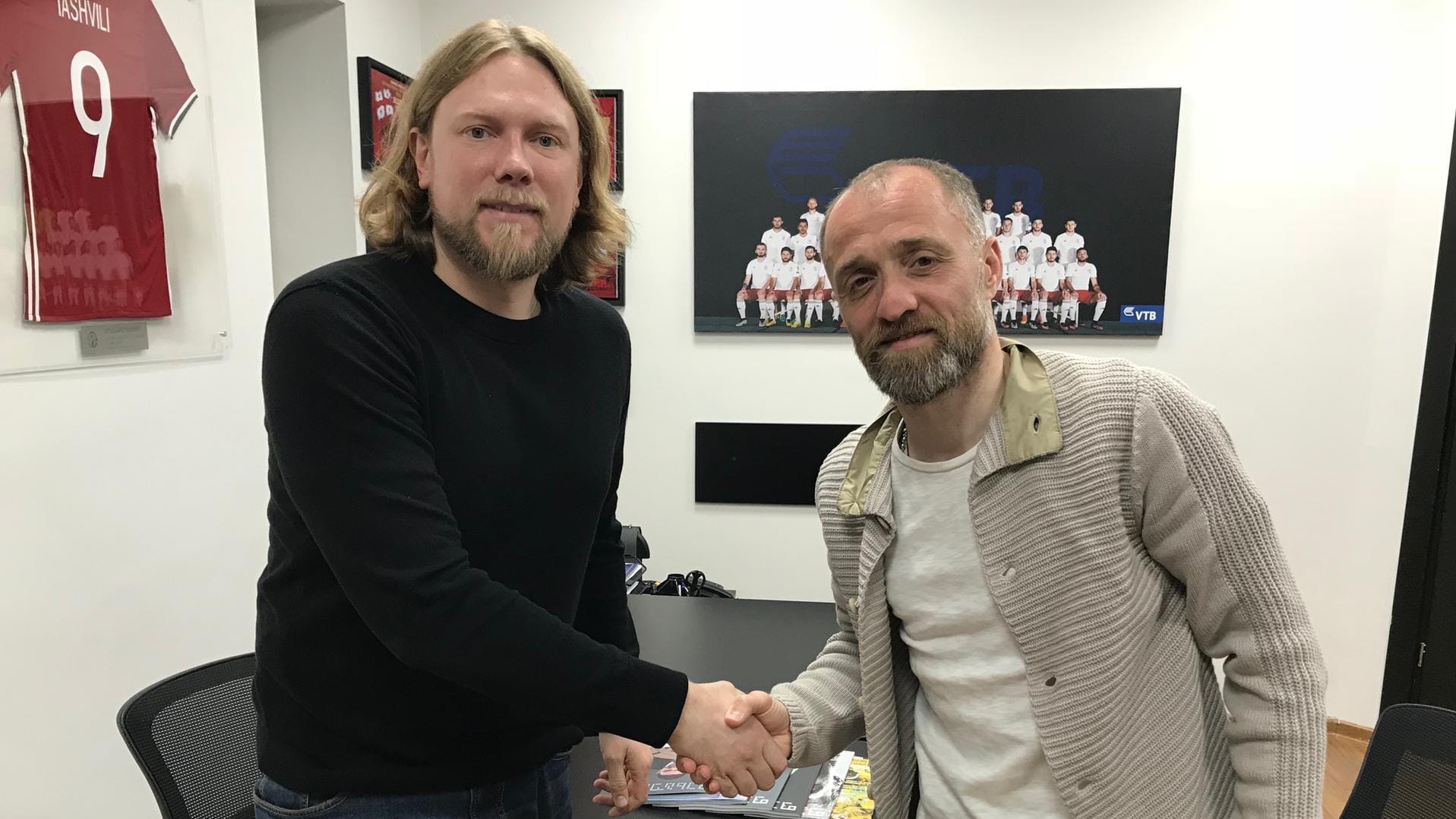 Alexander Iashvili (r.) begrüßte t-online.de-Redakteur Alexander Kohne in seinem Büro in der Zentrale des georgischen Fußballverbandes in Tiflis.