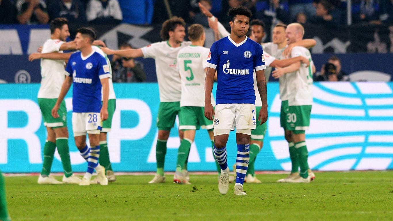 Ratlos: Schalkes Weston McKennie vor jubelnden Bremern.