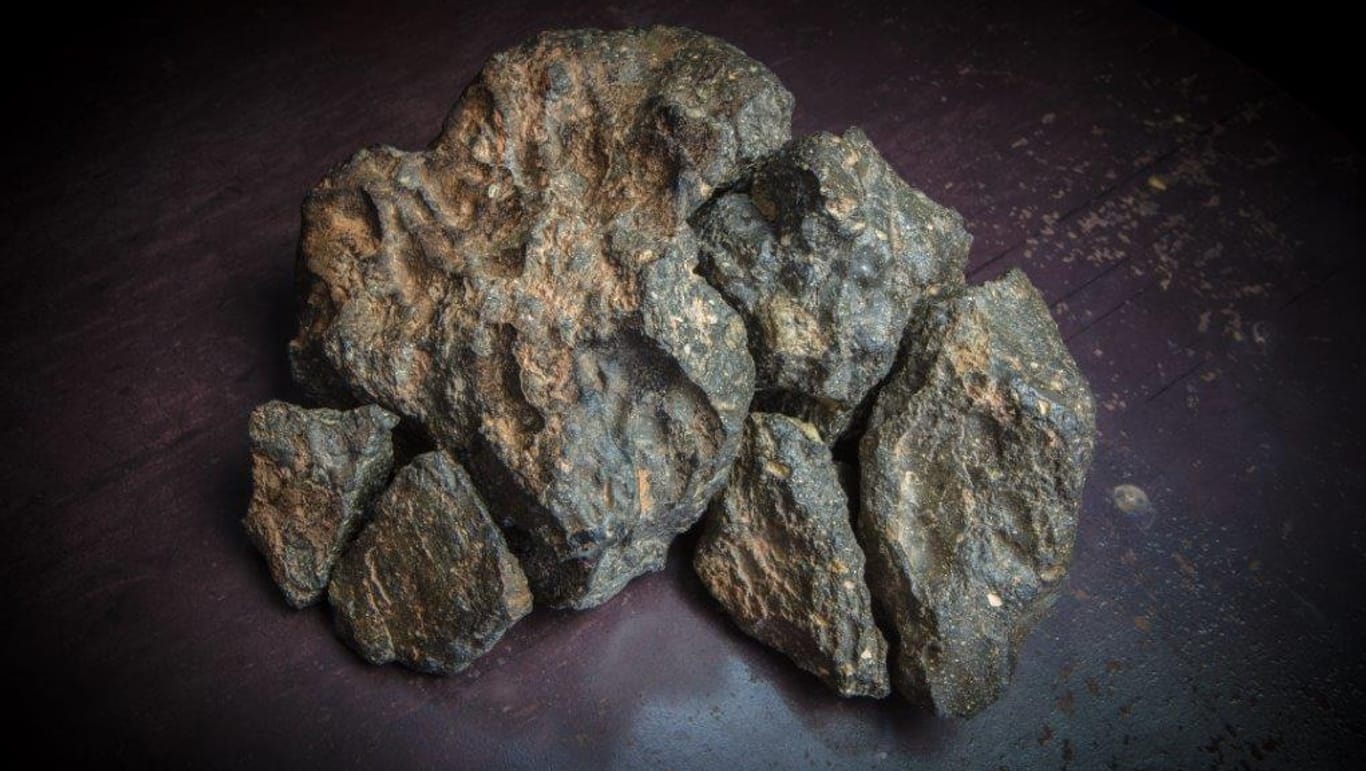 Das "Mondpuzzle" genannte Gestein besteht nach Angaben des Auktionshauses RR Auction aus sechs Einzelteilen, die zusammen fast 5,5 Kilogramm wiegen.