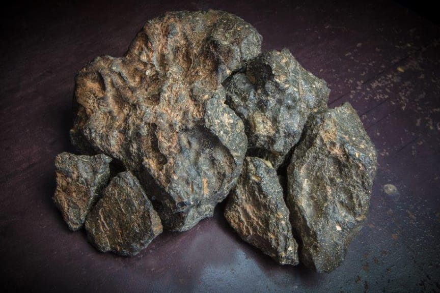 Das "Mondpuzzle" genannte Gestein besteht nach Angaben des Auktionshauses RR Auction aus sechs Einzelteilen, die zusammen fast 5,5 Kilogramm wiegen.