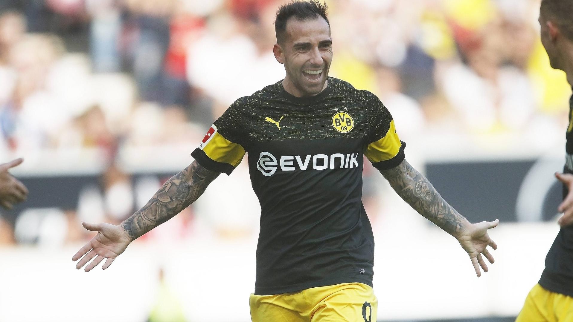 Traf auch gegen Stuttgart: Paco Alcacer jubelt im BVB-Trikot.