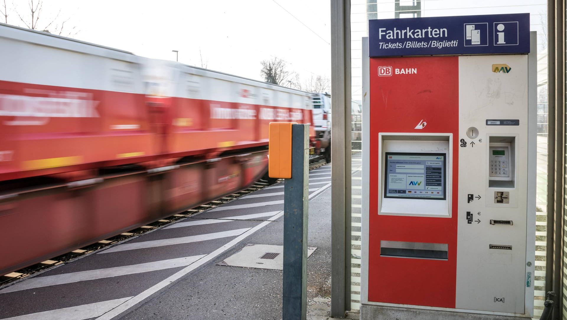 Ein Fahrkartenautomat an einem Bahngleis: Die Explosion war so heftig, dass Teile des zerstörten Geräts auf ein gegenüber liegendes Gleis geschleudert wurden. (Symbolbild)