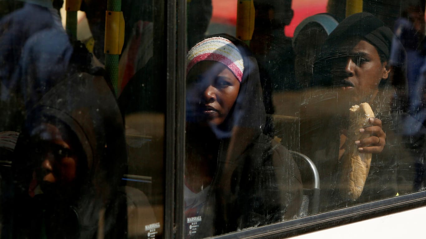 Nachdem sie die "Aquarius" verlassen hat, sitzt eine Migrantin in einem Bus in Malta: Auch andere Länder nahmen Menschen von den Flüchtlingsbooten auf. (Archivbild)