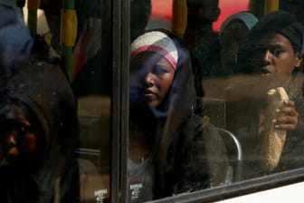 Nachdem sie die "Aquarius" verlassen hat, sitzt eine Migrantin in einem Bus in Malta: Auch andere Länder nahmen Menschen von den Flüchtlingsbooten auf. (Archivbild)