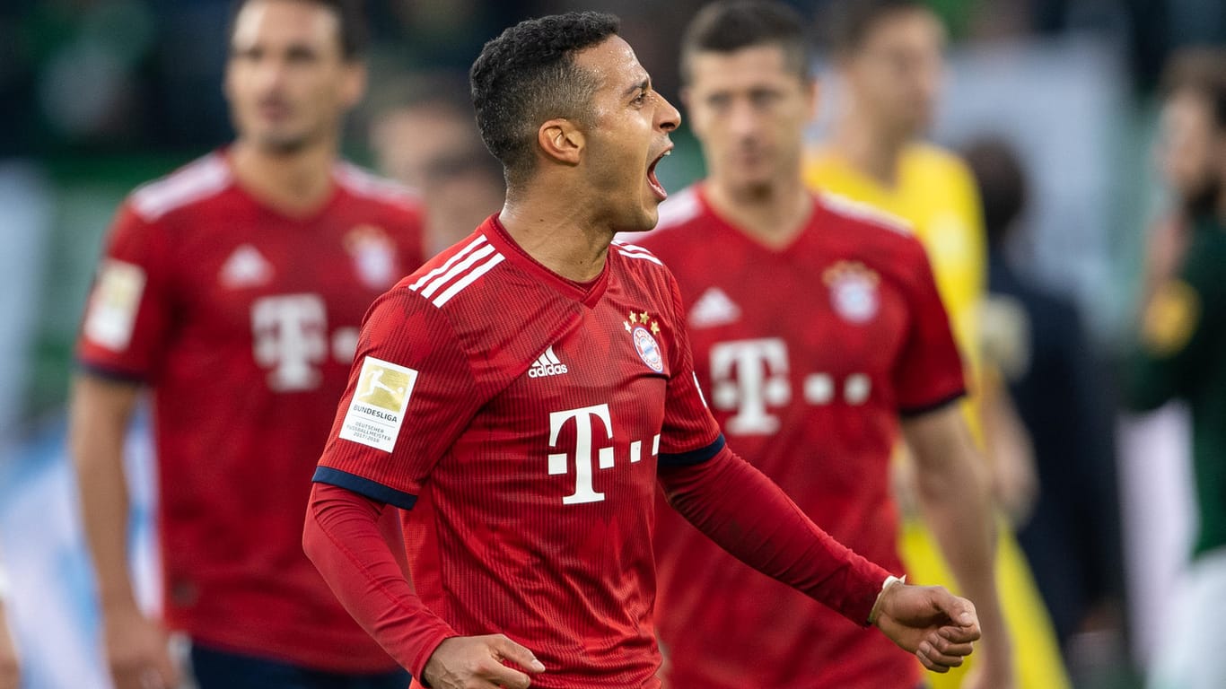 Erleichterung nach dem Sieg in Wolfsburg: Bayerns Mittelfeld-Ass Thiago schreit seine Freude heraus.