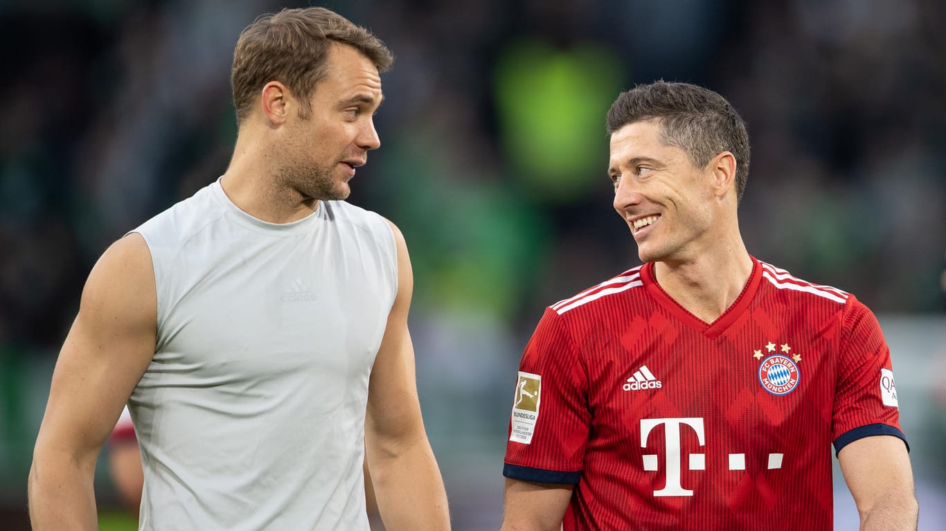 Wieder erfolgreich: Torwart Manuel Neuer und Doppeltorschütze Robert Lewandowski (r.) hatten entscheidenden Anteil am Sieg in Wolfsburg.