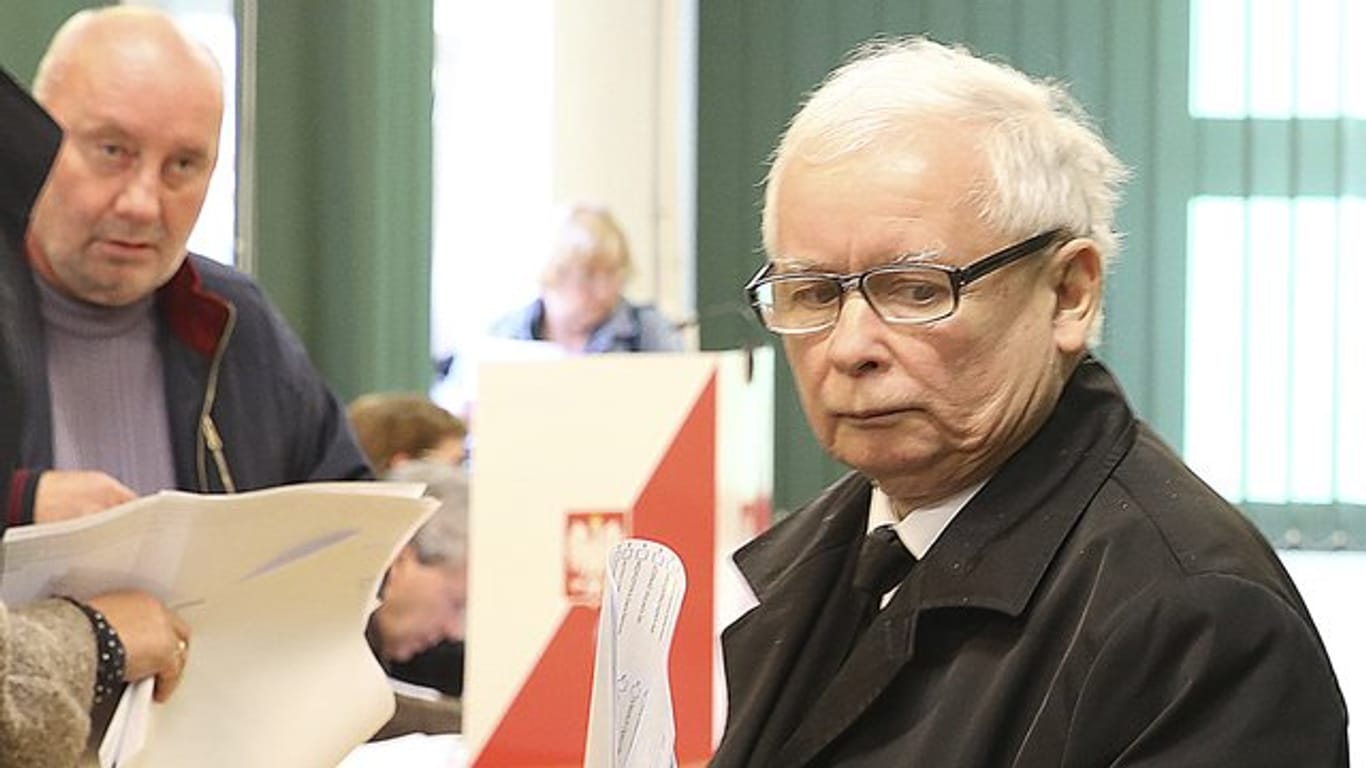 Jaroslaw Kaczynski, Vorsitzender der regierenden PiS-Partei "Recht und Gerechtigkeit", im Wahllokal in Warschau.