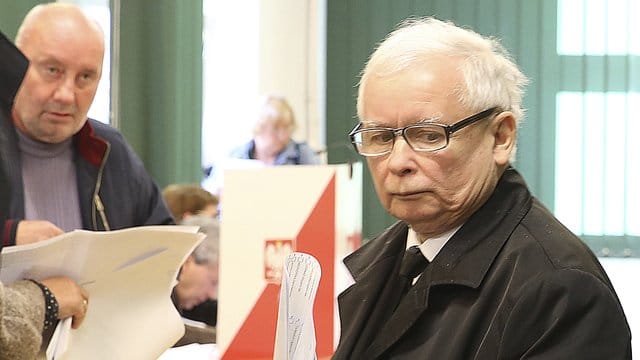 Jaroslaw Kaczynski, Vorsitzender der regierenden PiS-Partei "Recht und Gerechtigkeit", im Wahllokal in Warschau. Jaroslaw Kaczynski, Vorsitzender der regierenden PiS-Partei "Recht und Gerechtigkeit", im Wahllokal in Warschau.