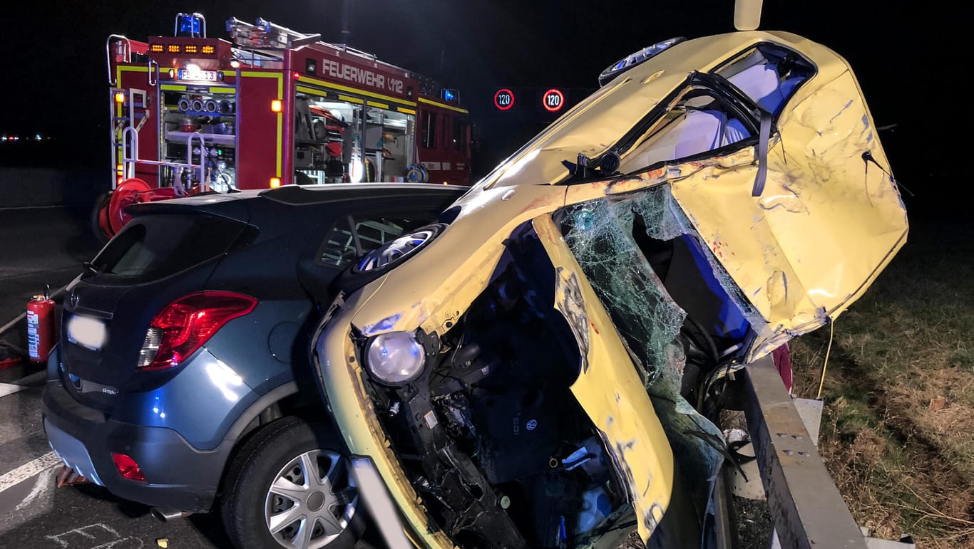 Die zwei Unfallfahrzeuge auf der Autobahn A5 Richtung Kassel: Das Fünfjährige starb noch an dem Unfallort, die anderen Beteiligten kamen ins Krankenhaus.
