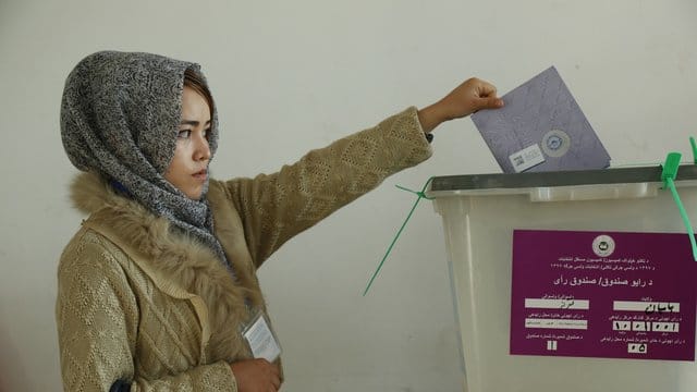 Eine Frau wirft in Bamyan ihren Stimmzettel für die Parlamentswahlen in eine Wahlurne. Eine Frau wirft in Bamyan ihren Stimmzettel für die Parlamentswahlen in eine Wahlurne.