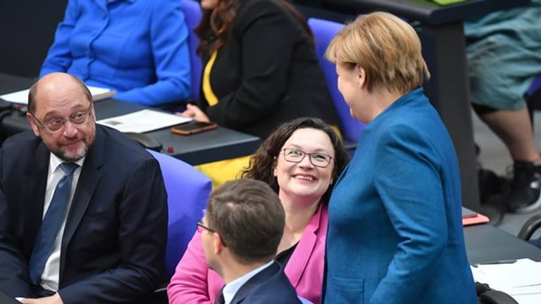 Bundeskanzlerin Angela Merkel unterhält sich mit der SPD-Vorsitzenden Andrea Nahles und Martin Schulz.