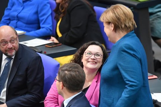 Bundeskanzlerin Angela Merkel unterhält sich mit der SPD-Vorsitzenden Andrea Nahles und Martin Schulz.