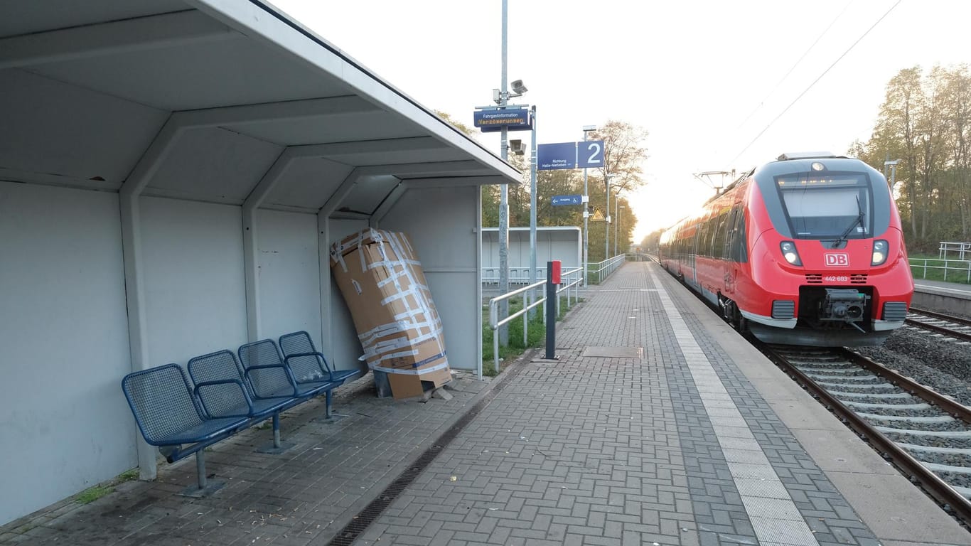 Der S-Bahnhof "Südstadt" in Halle: Der Fahrkartenautomat ist mit Pappe gesichert.