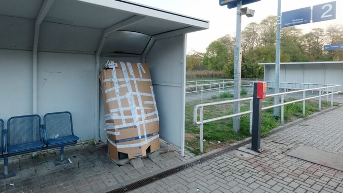 Der Fahrkartenautomat am S-Bahnhaltepunkt "Südstadt" ist mit Pappe gesichert.