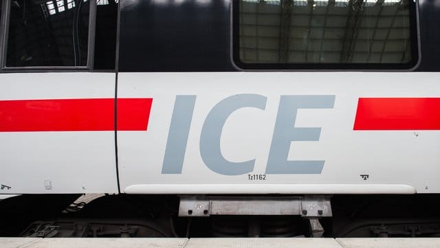 Nach dem Brand eines ICE vor gut einer Woche hat die Deutsche Bahn den Zugverkehr auf der Schnellstrecke Köln-Frankfurt wieder aufgenommen.