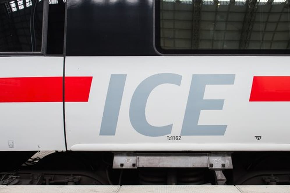 Nach dem Brand eines ICE vor gut einer Woche hat die Deutsche Bahn den Zugverkehr auf der Schnellstrecke Köln-Frankfurt wieder aufgenommen.
