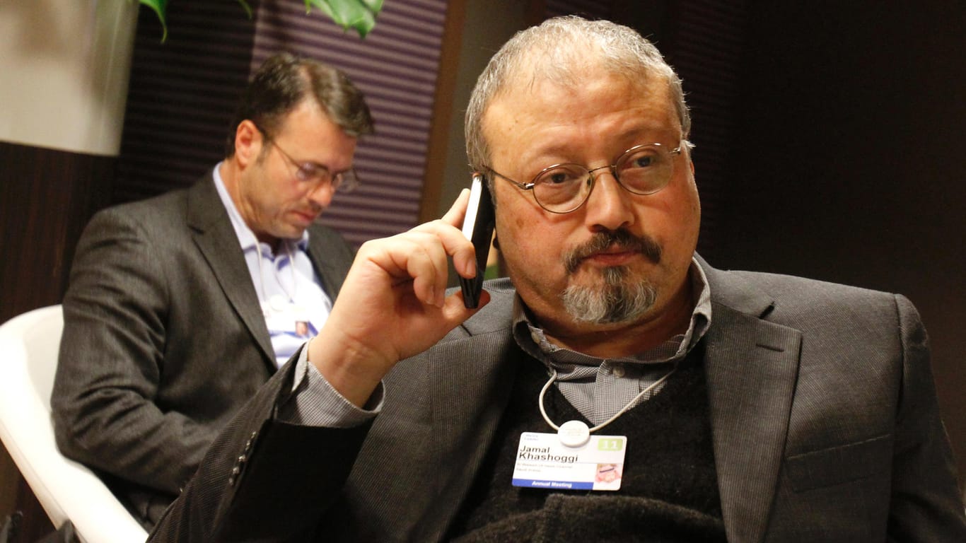 Der saudische Journalist Jamal Khashoggi telefoniert während des Weltwirtschaftsforums in Davos. Mehr als zwei Wochen nach dem Verschwinden von Khashoggi hat Saudi-Arabien am Freitagabend den Tod des Dissidenten eingeräumt.