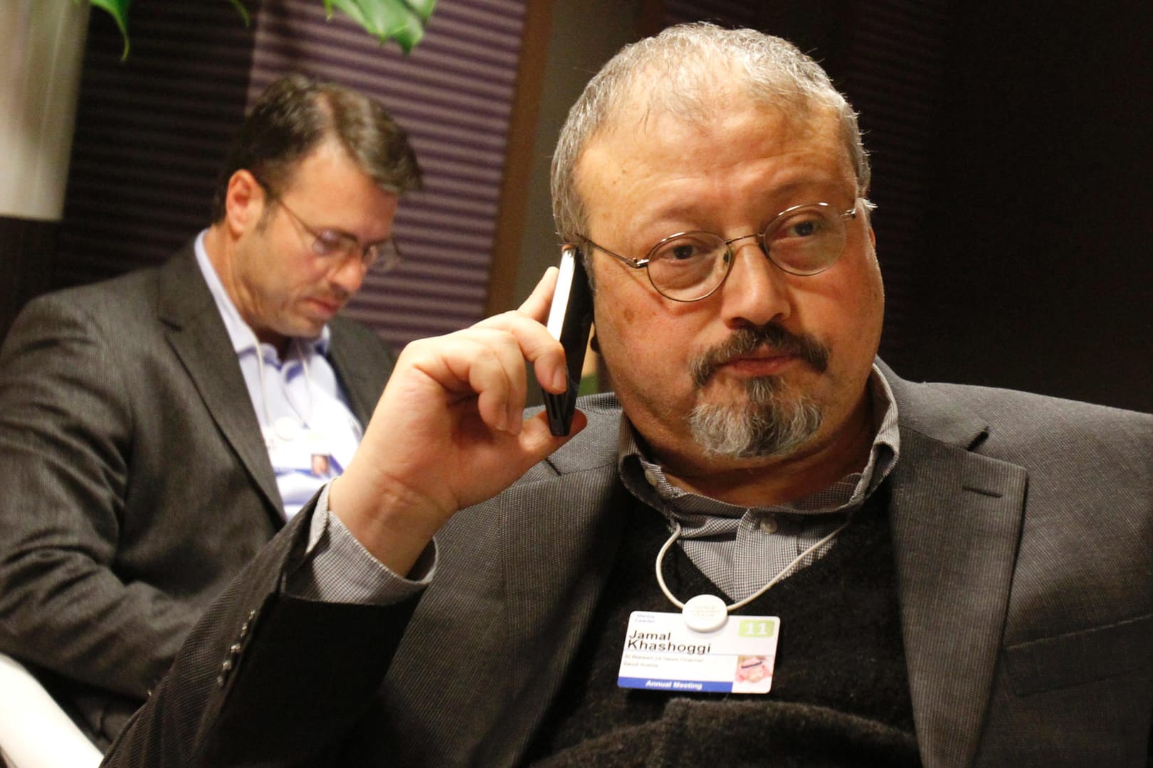 Der saudische Journalist Jamal Khashoggi telefoniert während des Weltwirtschaftsforums in Davos. Mehr als zwei Wochen nach dem Verschwinden von Khashoggi hat Saudi-Arabien am Freitagabend den Tod des Dissidenten eingeräumt.