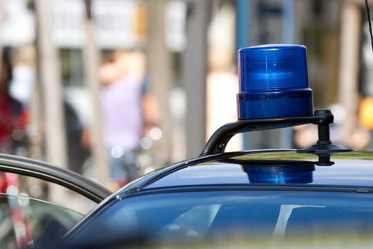 Ein auf das Autodach einer Limousine montiertes Blaulicht.