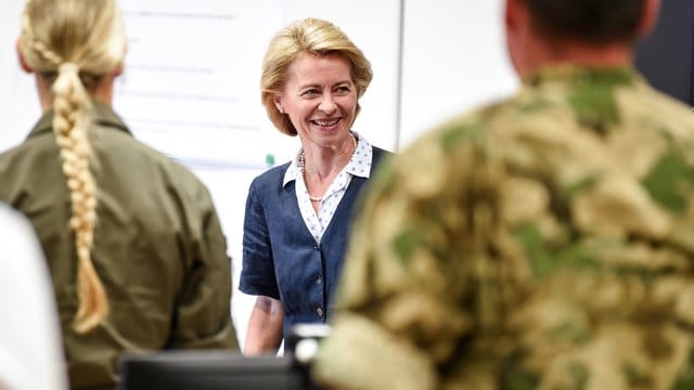 Ursula von der Leyen, Bundesverteidigungsministerin, begrüßt in der Wilhelmsburg-Kaserne in Ulm Soldaten im Lagezentrum. Ursula von der Leyen, Bundesverteidigungsministerin, begrüßt in der Wilhelmsburg-Kaserne in Ulm Soldaten im Lagezentrum.