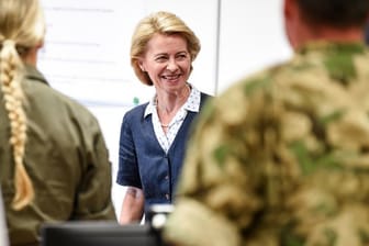 Ursula von der Leyen, Bundesverteidigungsministerin, begrüßt in der Wilhelmsburg-Kaserne in Ulm Soldaten im Lagezentrum.