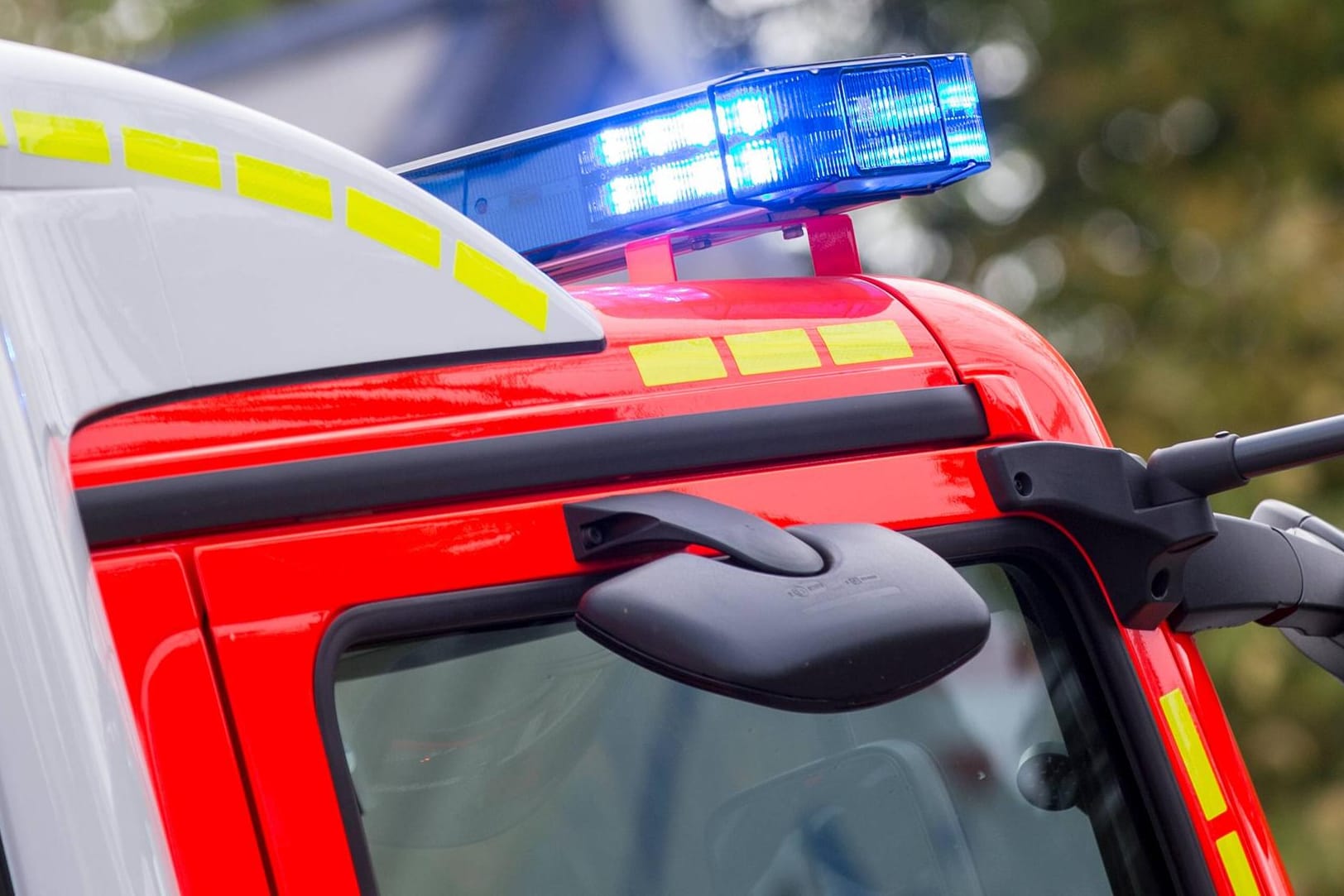 Blaulicht an einem Feuerwehrwagen: Anwohner hatten die Feuerwehr alarmiert. (Symbolbild)