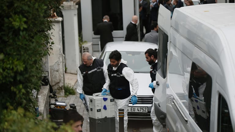 Türkische Polizeibeamte durchsuchen die Residenz des Konsuls in Istanbul nach Spuren des vermissten saudischen Journalisten Jamal Khashoggi.