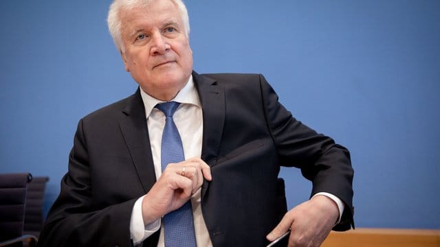 Horst Seehofer steht seit dem CSU-Absturz bei der Landtagswahl auf nur noch 37,2 Prozent und dem Verlust der absoluten Mehrheit parteiintern massiv unter Druck. Horst Seehofer steht seit dem CSU-Absturz bei der Landtagswahl auf nur noch 37,2 Prozent und dem Verlust der absoluten Mehrheit parteiintern massiv unter Druck.