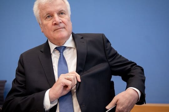 Horst Seehofer steht seit dem CSU-Absturz bei der Landtagswahl auf nur noch 37,2 Prozent und dem Verlust der absoluten Mehrheit parteiintern massiv unter Druck.