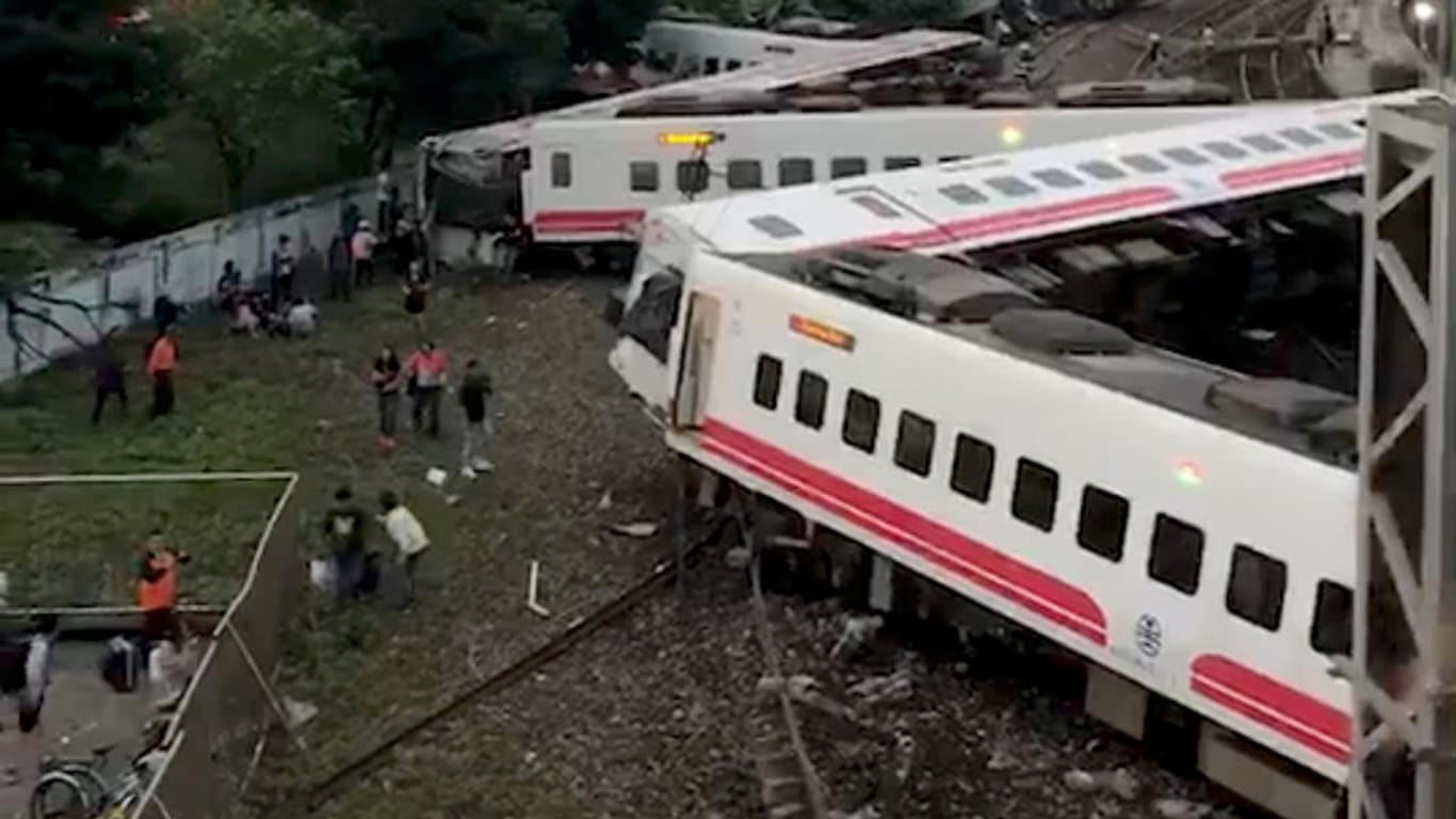 Ein entgleister und umgestürzter Zug in Yilan County in Taiwan: Fünf der acht Waggons sollen entgleist sein.
