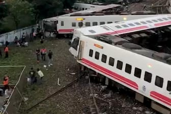 Ein entgleister und umgestürzter Zug in Yilan County in Taiwan: Fünf der acht Waggons sollen entgleist sein.