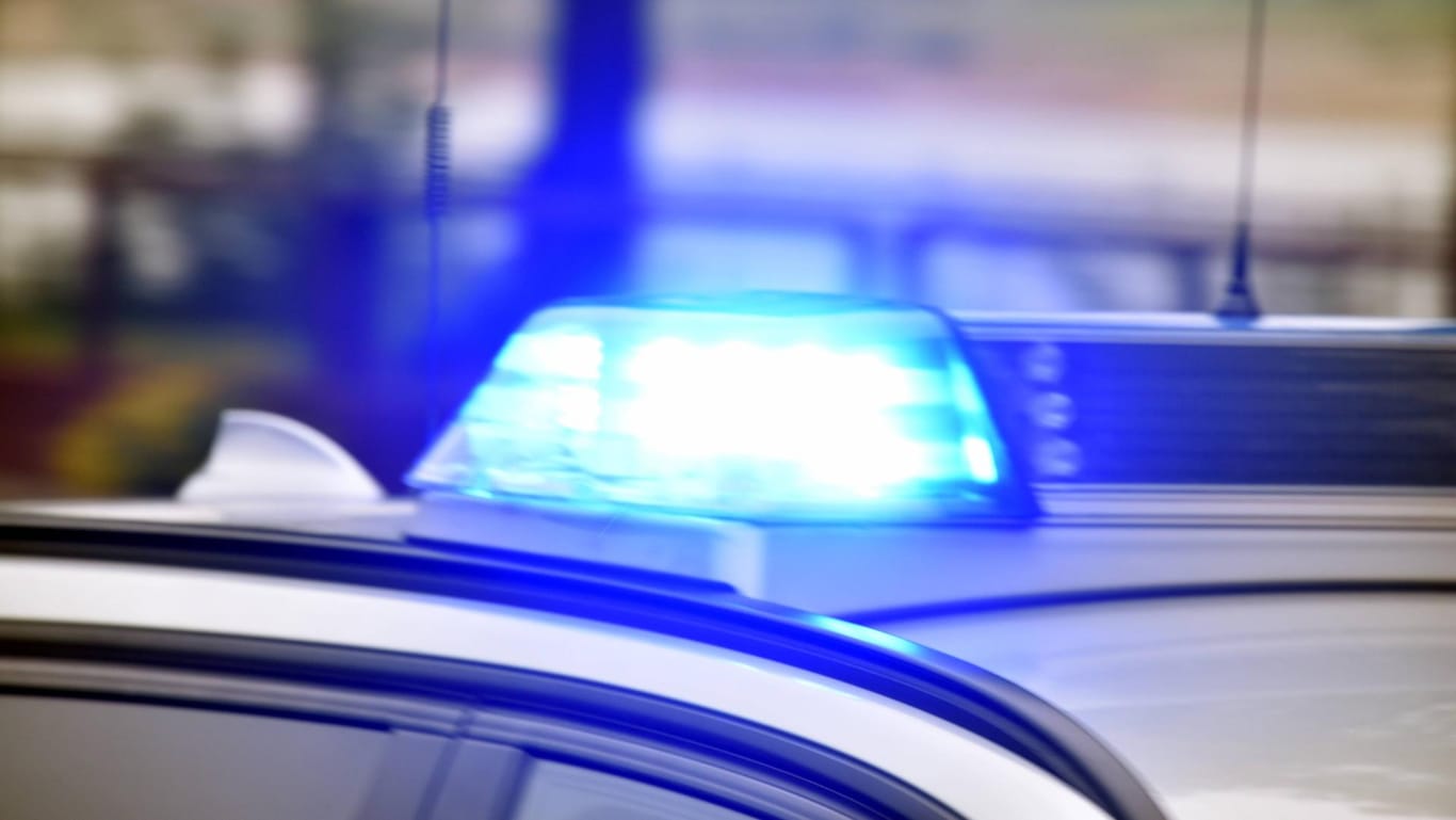 Blaulicht an einem Polizeiwagen: Die Einsatzkräfte stellten die Sexpuppe als Fundsache sicher. (Symbolbild)
