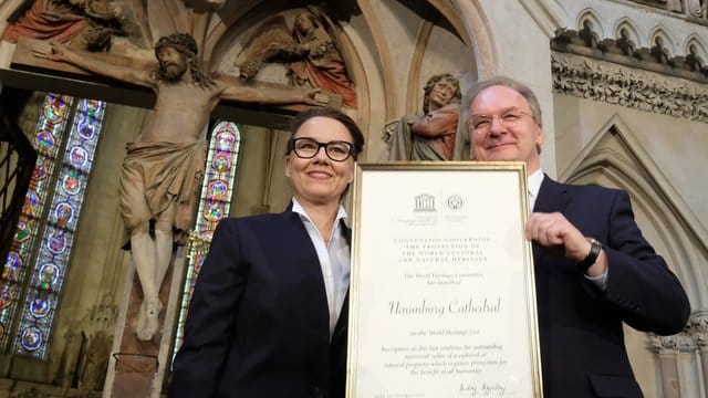 Michelle Müntefering und Reiner Haseloff mit der offiziellen Welterbe-Urkunde. Michelle Müntefering und Reiner Haseloff mit der offiziellen Welterbe-Urkunde.
