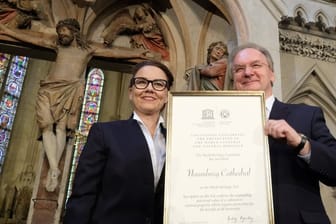 Michelle Müntefering und Reiner Haseloff mit der offiziellen Welterbe-Urkunde.