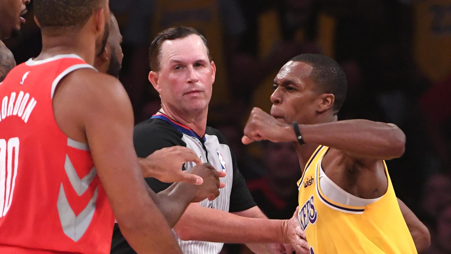 Schlägerei in Los Angeles: Rajon Rondo von den Lakers holt zum Schlag gegen Chris Paul von den Rockets aus.