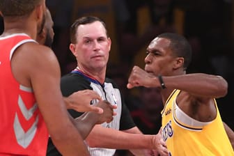 Schlägerei in Los Angeles: Rajon Rondo von den Lakers holt zum Schlag gegen Chris Paul von den Rockets aus.