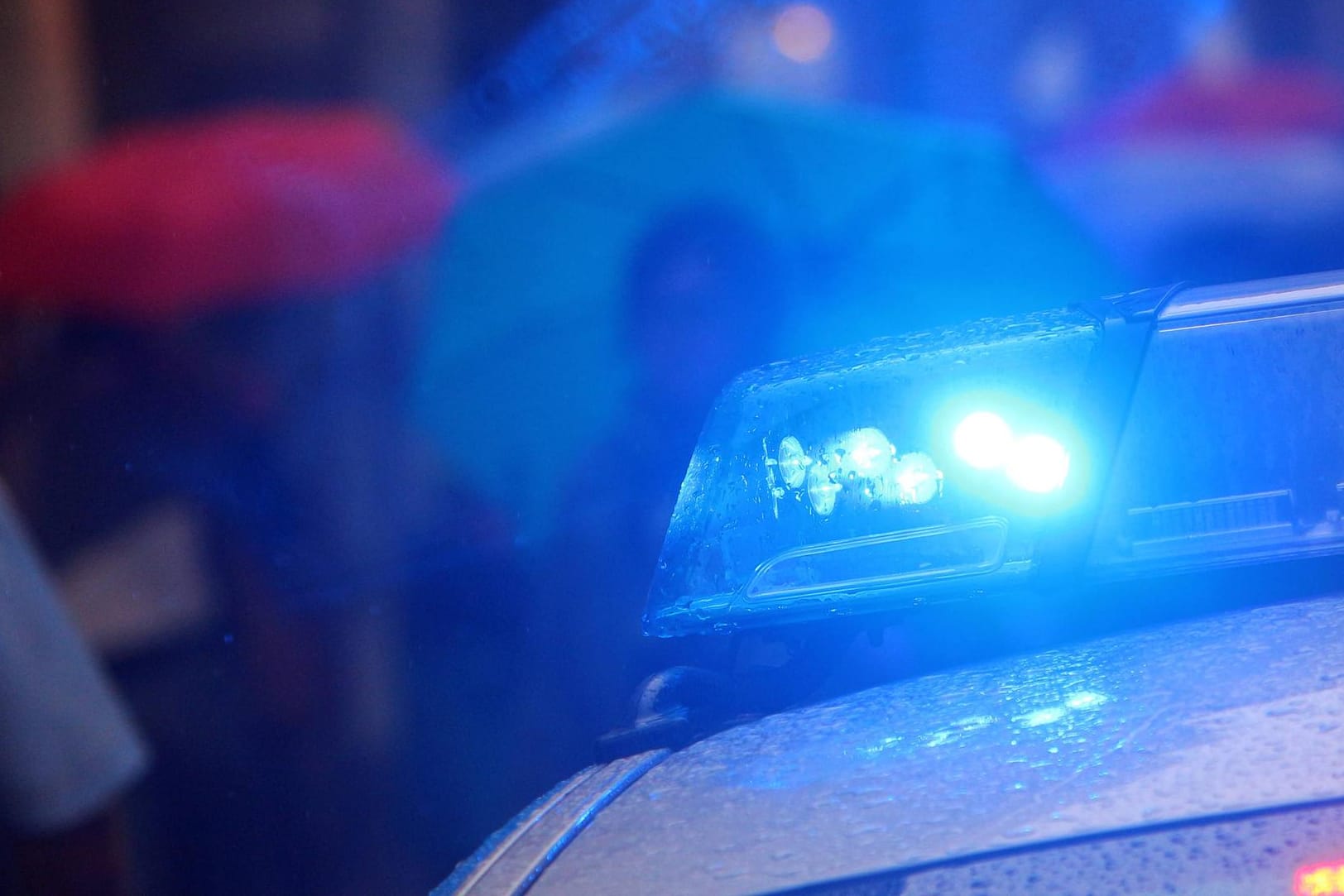 Das Blaulicht eines Polizeiwagens: Mehrere Polizeiwagen hielten die Raser auf. (Symbolbild)