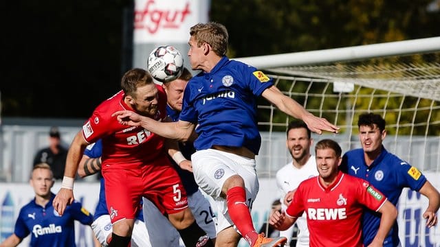 Kölns Rafael Czichos (l-r) versucht den Ball auf das Kieler Tor zu bringen. Kölns Rafael Czichos (l-r) versucht den Ball auf das Kieler Tor zu bringen.