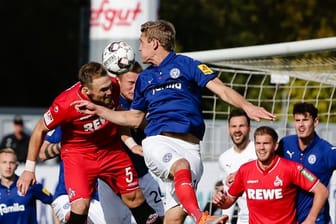 Kölns Rafael Czichos (l-r) versucht den Ball auf das Kieler Tor zu bringen.