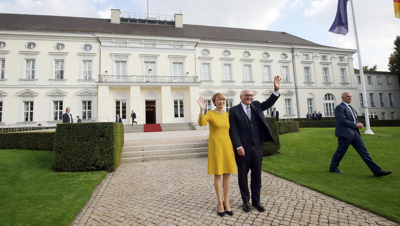Bundespräsident Frank-Walter Steinmeier und seine Frau Elke Büdenbender im Park von Schloss Bellevue: Noch in unklar, in welchem Umfang das Schloss saniert werden soll. (Archivbild)