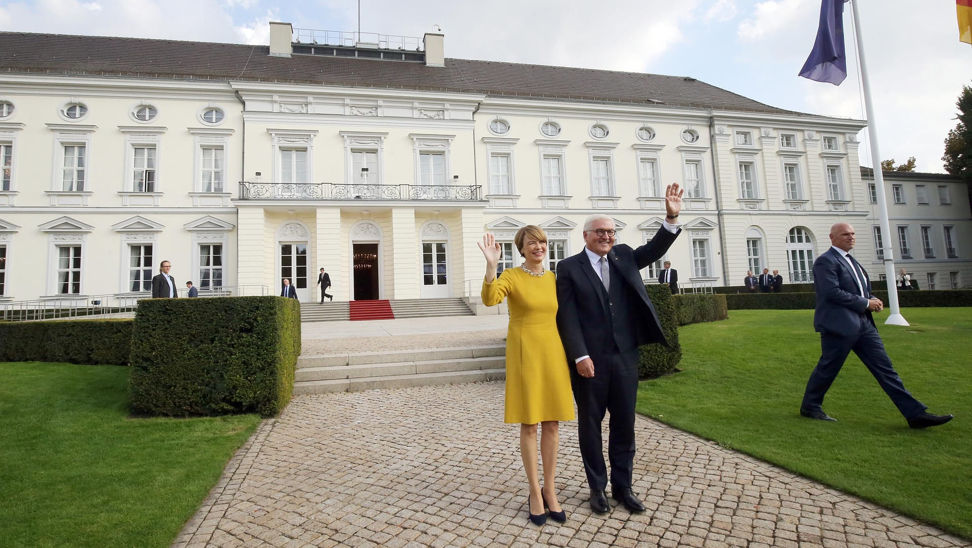 Bundespräsident Frank-Walter Steinmeier und seine Frau Elke Büdenbender im Park von Schloss Bellevue: Noch in unklar, in welchem Umfang das Schloss saniert werden soll. (Archivbild) Bundespräsident Frank-Walter Steinmeier und seine Frau Elke Büdenbender im Park von Schloss Bellevue: Noch in unklar, in welchem Umfang das Schloss saniert werden soll. (Archivbild)