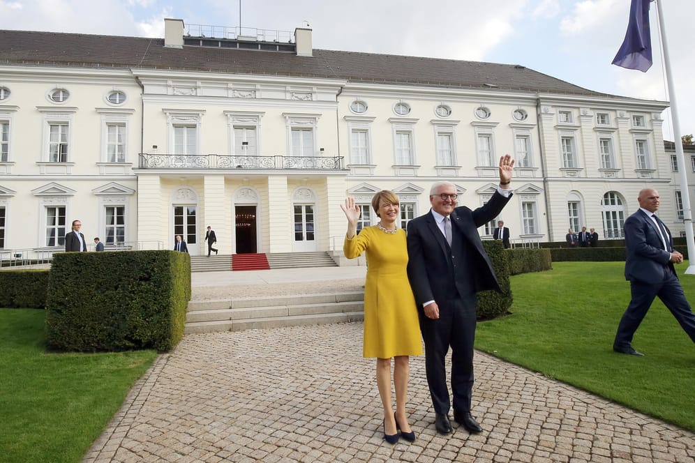 Bundespräsident Frank-Walter Steinmeier und seine Frau Elke Büdenbender im Park von Schloss Bellevue: Noch in unklar, in welchem Umfang das Schloss saniert werden soll. (Archivbild)