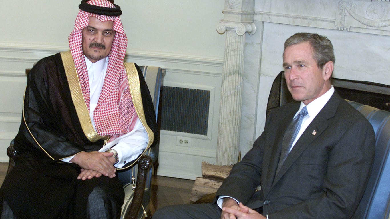 George W. Bush empfängt Ende September 2001 den damaligen saudischen Außenminister: Die engsten arabischen Verbündeten der USA seien gleichzeitig ihre erbittertsten Feinde, meint Baer.