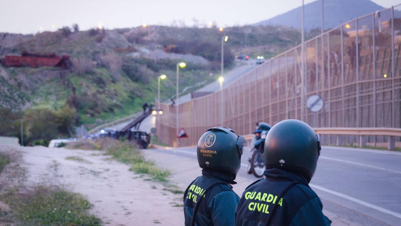 Spanische Polizisten am Grenzzaun in Mellila: Immer wieder versuchen Migranten, an dieser Stelle in die EU zu gelangen. (Archivbild)