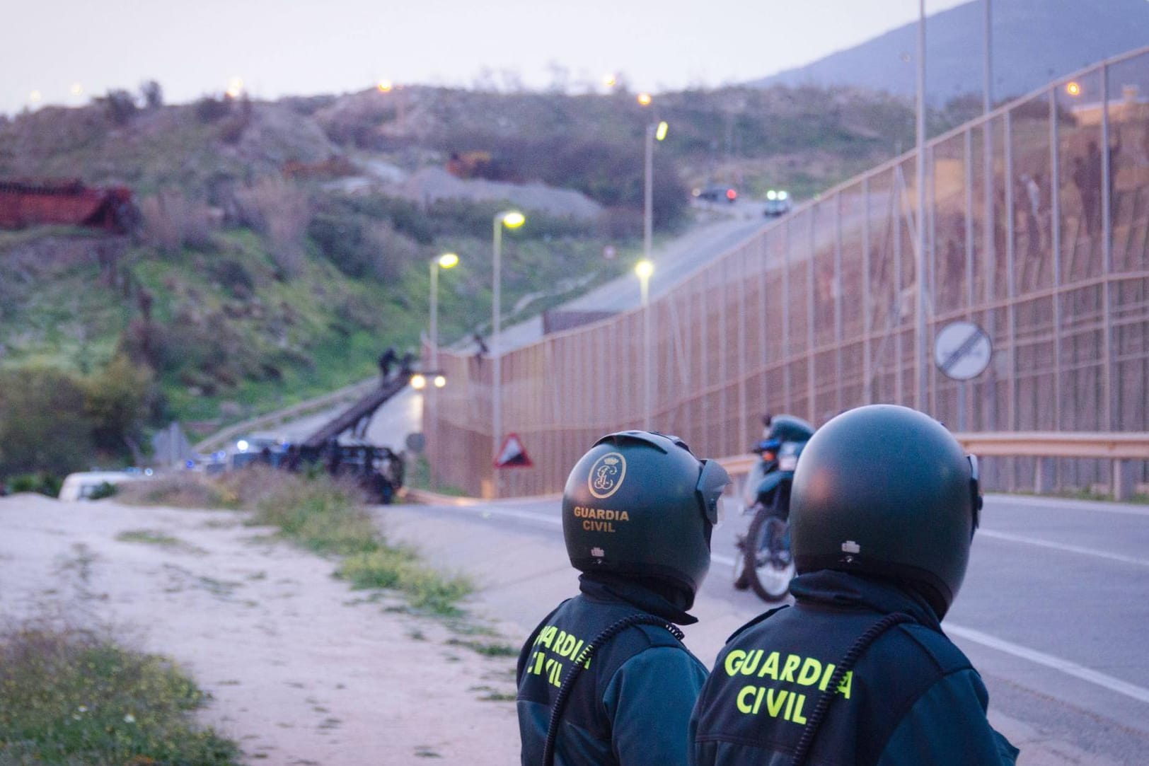 Spanische Polizisten am Grenzzaun in Mellila: Immer wieder versuchen Migranten, an dieser Stelle in die EU zu gelangen. (Archivbild)