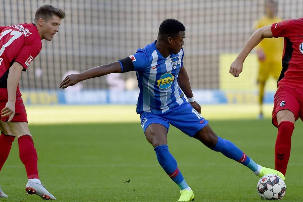 Beim Remis im Olympiastadion: Herthas Javairo Dilrosun (M.) im Duell mit zwei Freiburgern.